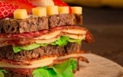 Kanapka z serem salami i truskawkami